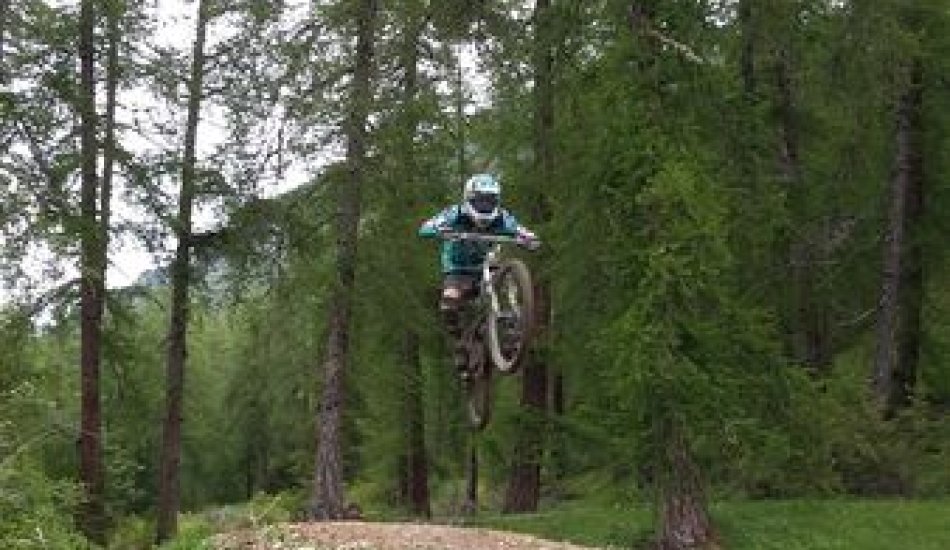 VTT de descente - Avec un moniteur on apprend...