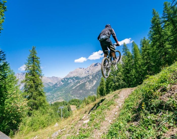 Opening Bike Park avec DJ Guillaume Meyer aux platines - crêperie chez Phiphi._Puy-Saint-Vincent