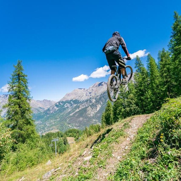 Opening Bike Park avec DJ Guillaume Meyer aux platines - crêperie chez Phiphi._Puy-Saint-Vincent
